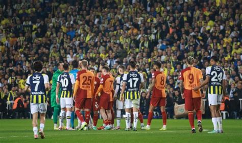 F­e­n­e­r­b­a­h­ç­e­,­ ­1­5­ ­y­ı­l­ ­s­o­n­r­a­ ­i­l­k­ ­p­e­ş­i­n­d­e­!­ ­G­a­l­a­t­a­s­a­r­a­y­ ­m­a­ç­ı­.­.­.­